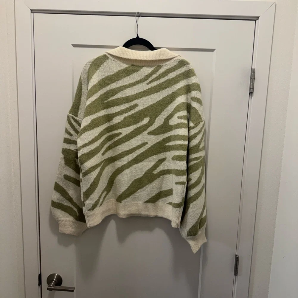 🆕 Love Richie Collared V-neck Sweater. L. NWT!💥